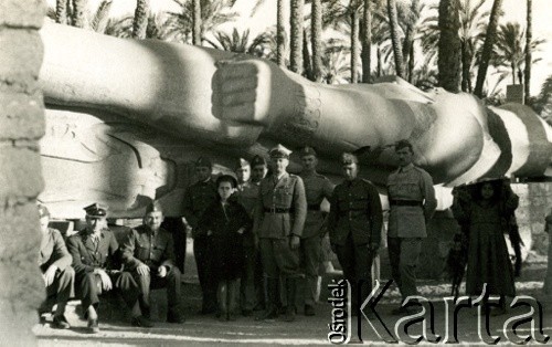 Luty 1941, Memphis, Egipt.
Żołnierze Samodzielnej Brygady Strzelców Karpackich przy posągu Ramzesa II.
Fot. NN, zbiory Ośrodka KARTA, przekazała Wiesława Grochola