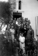 1939-1942, Palestyna.
Żołnierze polscy wraz z gośćmi weselnymi.
Fot. NN, zbiory Ośrodka KARTA, przekazała Wiesława Grochola