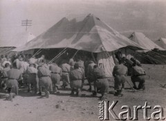 1941, El Amiriya koło Aleksandrii, Egipt.
Żołnierze Samodzielnej Brygady Strzelców Karpackich na terenie bazy wojskowej w trakcie mszy polowej.
Fot. NN, zbiory Ośrodka KARTA, przekazała Wiesława Grochola
