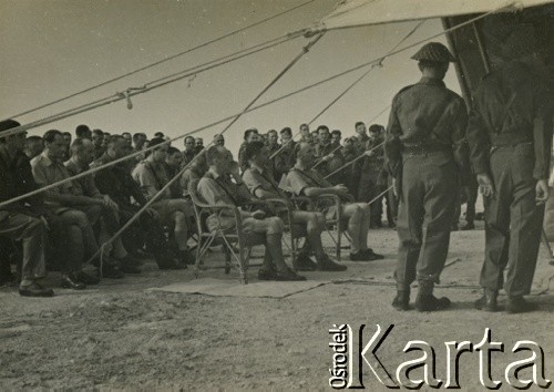 1941, El Amiriya koło Aleksandrii, Egipt.
Żołnierze Samodzielnej Brygady Strzelców Karpackich na terenie bazy wojskowej w trakcie mszy polowej.
Fot. NN, zbiory Ośrodka KARTA, przekazała Wiesława Grochola