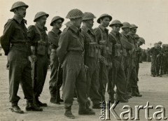 Październik 1941, El Amiriya koło Aleksandrii, Egipt.
Żołnierze Samodzielnej Brygady Strzelców Karpackich na terenie bazy wojskowej.
Fot. NN, zbiory Ośrodka KARTA, przekazała Wiesława Grochola