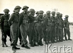 Październik 1941, El Amiriya koło Aleksandrii, Egipt.
Żołnierze Samodzielnej Brygady Strzelców Karpackich na terenie bazy wojskowej.
Fot. NN, zbiory Ośrodka KARTA, przekazała Wiesława Grochola