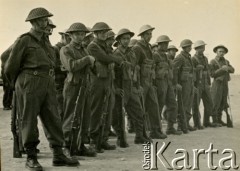 Październik 1941, El Amiriya koło Aleksandrii, Egipt.
Żołnierze Samodzielnej Brygady Strzelców Karpackich na terenie bazy wojskowej.
Fot. NN, zbiory Ośrodka KARTA, przekazała Wiesława Grochola
