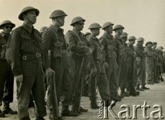 Październik 1941, El Amiriya koło Aleksandrii, Egipt.
Żołnierze Samodzielnej Brygady Strzelców Karpackich na terenie bazy wojskowej.
Fot. NN, zbiory Ośrodka KARTA, przekazała Wiesława Grochola