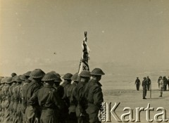Październik 1941, El Amiriya koło Aleksandrii, Egipt.
Żołnierze Legii Oficerskiej niosący sztandar.
Fot. NN, zbiory Ośrodka KARTA, przekazała Wiesława Grochola