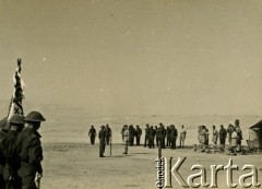 Listopad 1941, El Amiriya koło Aleksandrii, Egipt.
Żołnierze Samodzielnej Brygady Strzelców Karpackich wraz z żołnierzami Legii Oficerskiej prezentującymi sztandar.
Fot. NN, zbiory Ośrodka KARTA, przekazała Wiesława Grochola