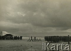 1941, El Amiriya koło Aleksandrii, Egipt.
Żołnierze Samodzielnej Brygady Strzelców Karpackich na terenie bazy wojskowej w trakcie mszy polowej.
Fot. NN, zbiory Ośrodka KARTA, przekazała Wiesława Grochola