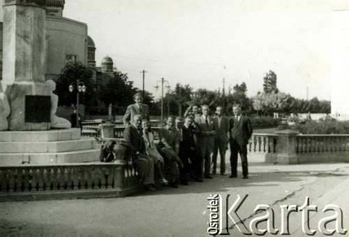 1940, brak miejsca.
Na ławce 3. od lewej siedzi Hanna Guziorska.
Fot. NN, zbiory Ośrodka KARTA, przekazała Wiesława Grochola