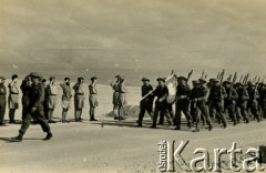 Listopad 1941, El Amiriya koło Aleksandrii, Egipt.
Żołnierze Samodzielnej Brygady Strzelców Karpackich wraz z żołnierzami Legii Oficerskiej prezentującymi sztandar.
Fot. NN, zbiory Ośrodka KARTA, przekazała Wiesława Grochola