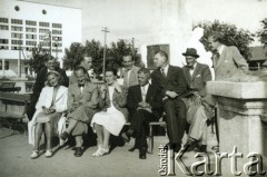 1940, brak miejsca.
Na ławce 3. od lewej siedzi Hanna Guziorska.
Fot. NN, zbiory Ośrodka KARTA, przekazała Wiesława Grochola
