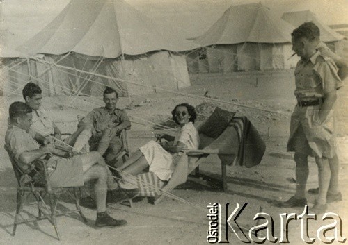 Październik 1941, El Amiriya koło Aleksandrii, Egipt.
Żołnierze Samodzielnej Brygady Strzelców Karpackich na terenie bazy wojskowej. Z tyłu napis: 