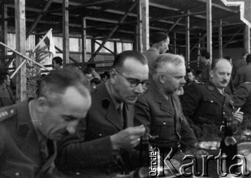 24.12.1940, Latrun, Palestyna.
Żołnierze Samodzielnej Brygady Strzelców Karpackich przy wigilijnym stole.
Fot. NN, zbiory Ośrodka KARTA, przekazała Wiesława Grochola