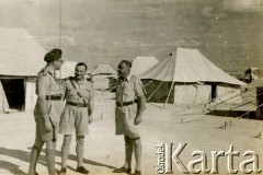 Październik 1941, El Amiriya koło Aleksandrii, Egipt.
Żołnierze Samodzielnej Brygady Strzelców Karpackich na terenie bazy wojskowej. Na odwrocie napis: 