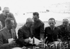 24.12.1940, Latrun, Palestyna.
Żołnierze Samodzielnej Brygady Strzelców Karpackich przy wigilijnym stole.
Fot. NN, zbiory Ośrodka KARTA, przekazała Wiesława Grochola