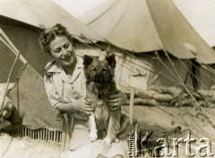 1946, Al Qassasin, Egipt.
Członkini World Volunteer Service (?) na terenie obozu wojskowego.
Fot. NN, zbiory Ośrodka KARTA, przekazała Wiesława Grochola