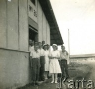 1940-1942, Bliski Wschód.
Z przodu stoi sanitariuszka Hanna Guziorska wśród chłopców, na terenie obozu wojskowego.
Fot. NN, zbiory Ośrodka KARTA, przekazała Wiesława Grochola