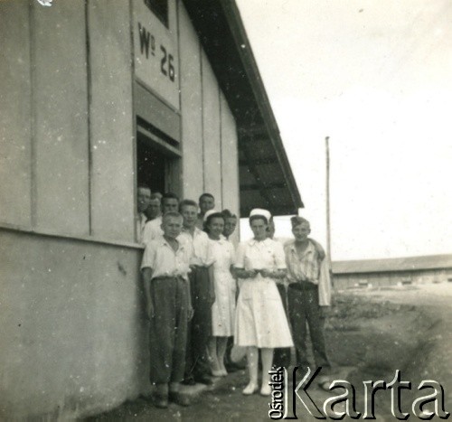 1940-1942, Bliski Wschód.
Z przodu stoi sanitariuszka Hanna Guziorska wśród chłopców, na terenie obozu wojskowego.
Fot. NN, zbiory Ośrodka KARTA, przekazała Wiesława Grochola
