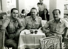Sierpień 1940, Tel Awiw, Palestyna.
Żołnierze Samodzielnej Brygady Strzelców Karpackich w kawiarni.
Fot. NN, zbiory Ośrodka KARTA, przekazała Wiesława Grochola.