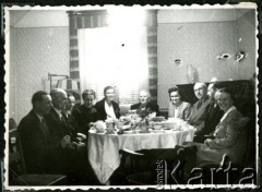 1953, Polska.
Grupa osób przy stole. Na odwrocie napis: 