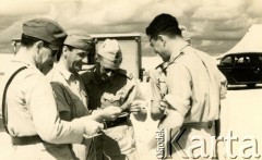 1941, El Amiriya koło Aleksandrii, Egipt.
Żołnierze Samodzielnej Brygady Strzelców Karpackich na terenie bazy wojskowej. 3. od lewej stoi Roman Guziorski.
Fot. NN, zbiory Ośrodka KARTA, przekazała Wiesława Grochola
