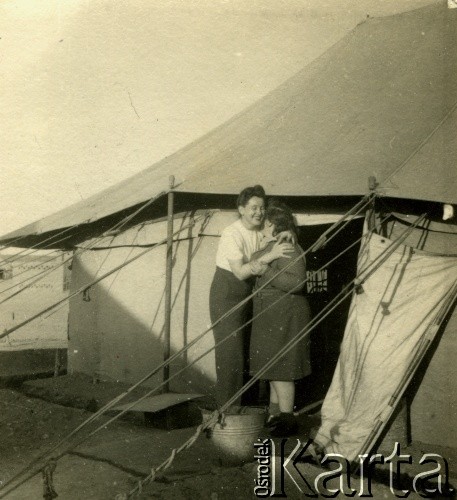 1947, Al Qassasin, Egipt.
Hanna, później Guziorska, na terenie bazy wojskowej.
Fot. NN, zbiory Ośrodka KARTA, album przekazała Wiesława Grochola.