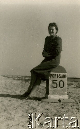 1944, Port Said, Egipt.
Hanna, później Guziorska, na plaży portowej nad Kanałem Sueskim.
Fot. NN, zbiory Ośrodka KARTA, album przekazała Wiesława Grochola