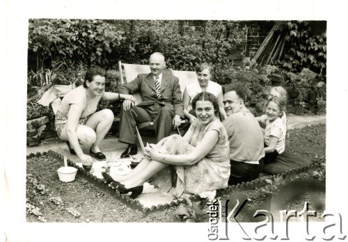 Czerwiec 1957, Londyn, Wielka Brytania.
Grupa osób w ogrodzie. 1. z lewej Hanna Guziorska, małżonka siedzącego obok Romana Guziorskiego.
Fot. NN, zbiory Ośrodka KARTA, album przekazała Wiesława Guziorska
