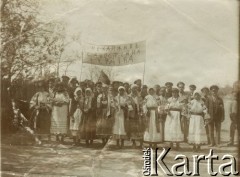 1918, Ukraina.
Grupa osób z transparentem o treści: 