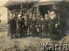 1915-1918, prawdopodobnie Ukraina.
6 Gospodarczy Czołowy Oddział Sanitarny (przemianowany później na Korpusową Kolumnę Sanitarną) imperialnej armii rosyjskiej. Oddział przeszedł w 1917/1918 roku do II Korpusu Polskiego na Wschodzie. Na zdjęciu żołnierze i sanitariuszki.
Fot. NN, zbiory Ośrodka KARTA, przekazała Wanda Ustaszewska-Szamborska