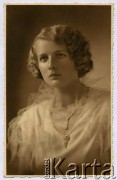 1914-1918, brak miejsca.
Portret kobiety. 
Fot. NN, kolekcja Witolda Staszkiewicza, zbiory Ośrodka KARTA 

