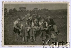 1940, prawdopodobnie Biała Krakowska, Prowincja Górny Śląsk, III Rzesza Niemiecka. 
Grupa chłopców z Komitetu Sportowego 