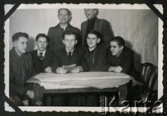 25.12.1941, Biała Krakowska, Prowincja Górny Śląsk, III Rzesza Niemiecka. 
Witold Staszkiewicz (stoi z prawej) z kolegami podczas spotkania Komitetu Sportowego 