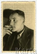 19.04.1942, Bielsko, Prowincja Górny Śląsk, III Rzesza Niemiecka.
Kazimierz Ciurla, kolega Witolda Staszkiewicza pozuje do zdjęcia z papierosem. Na odwrocie: 