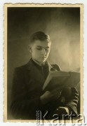 11.03.1942, Bielsko, Prowincja Górny Śląsk, III Rzesza Niemiecka.
Marian Kotarba, kolega Witolda Staszkiewicza pozuje do zdjęcia czytając książkę. Na odwrocie: 