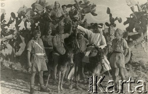 27.10.1943, Nazaret, Palestyna.
Żołnierze 2. Korpusu Polskiego z tubylcami.
Fot. NN, zbiory Ośrodka KARTA, udostępniła Anna Kołodziejska