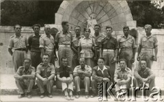 14.11.1943, Jerozolima, Palestyna.
Żołnierze 2. Korpusu Polskiego, na dole 2. z lewej Teodor Trawiński.
Fot. NN, zbiory Ośrodka KARTA, udostępniła Anna Kołodziejska