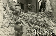 1944-1945, Włochy.
Żołnierze 2. Korpusu Polskiego w ruinach budynku zniszczonego na skutek działań wojennych.
Fot. NN, zbiory Ośrodka KARTA, udostępniła Anna Kołodziejska

