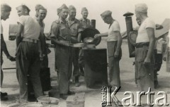 7.03.1943, Bliski Wschód.
Żołnierze 2. Korpusu Polskiego przy kuchni polowej.
Fot. NN, zbiory Ośrodka KARTA, udostępniła Anna Kołodziejska