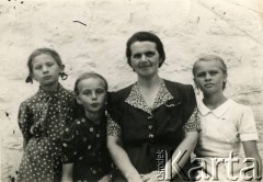 1944, Teheran, Iran.
Natalia Dubowska, lekarka, z córkami - Barbarą, Hanną i Krystyną.
Fot. NN, kolekcja Barbary Hulanickiej, zbiory Ośrodka KARTA