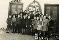 1946, Ghazir, Liban.
Zdjęcie klasowe dzieci z polskiej szkoły. Barbara Dubowska (po mężu Hulanicka) stoi trzecia z prawej.
Fot. NN, kolekcja Barbary Hulanickiej, zbiory Ośrodka KARTA