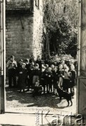 1946, Ghazir, Liban.
Dzieci przed polską szkołą. Barbara Dubowska stoi trzecia z prawej.
Fot. NN, kolekcja Barbary Hulanickiej, zbiory Ośrodka KARTA