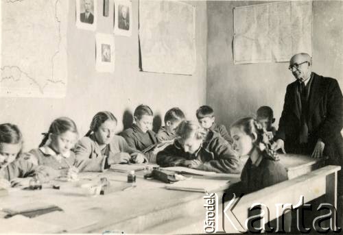 1947, Ghazir, Liban.
Lekcja w polskiej szkole. Druga z lewej siedzi Barbara Dubowska.
Fot. NN, kolekcja Barbary Hulanickiej, zbiory Ośrodka KARTA