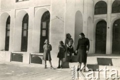 1943, Isfahan, Iran.
Natalia Dubowska z córkami - Barbarą, Hanną i Krystyną.
Fot. NN, kolekcja Barbary Hulanickiej, zbiory Ośrodka KARTA