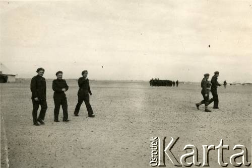 1943-1945, Qassasin, Egipt.
Oddział szkoleniowy 2 Korpusu Polskiego. 1 od lewej idzie kapitan Józef Dubowski.
Fot. NN, kolekcja Barbary Hulanickiej, zbiory Ośrodka KARTA