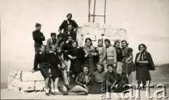 1945-1947, Ghazir, Liban.
Zdjęcie klasowe na dachu klasztoru z polonistką p. Mierzwową.
Fot. NN, kolekcja Barbary Hulanickiej, zbiory Ośrodka KARTA