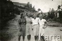 1945-1947, Ghazir, Liban
Portret dziewcząt. Od lewej stoją: A. Mikucka, M. Polak, K. Horbaczyńska i Barbara Dubowska, po mężu Hulanicka.
Fot. NN, kolekcja Barbary Hulanickiej, zbiory Ośrodka KARTA
