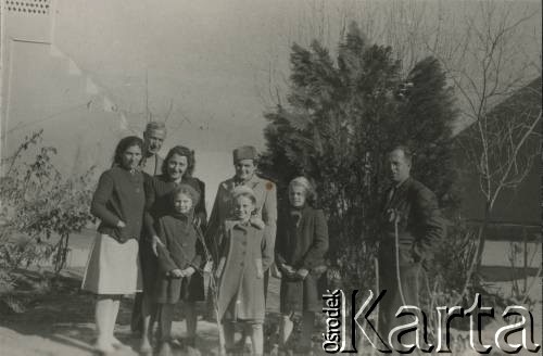 1945, Isfahan, Iran.
Zofia Dubowska z córkami - Hanną, Krystyną i Barbarą i ormiańskimi gospodarzami. 
Fot. NN, kolekcja Barbary Hulanickiej, zbiory Ośrodka KARTA