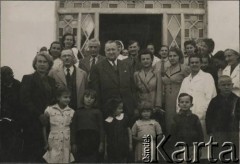 1944-1945, Isfahan, Iran. 
Pracownicy szpitala. Lekarka Zofia Dubowska stoi druga z prawej (w białym fartuchu).
Fot. NN, kolekcja Barbary Hulanickiej, zbiory Ośrodka KARTA