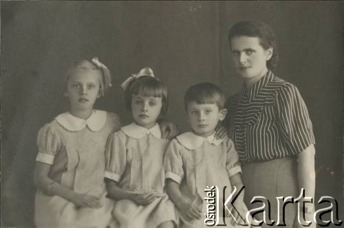 1943, Teheran, Iran.
Zofia Dubowska z córkami - Hanną, Krystyną i Barbarą po zesłaniu na Syberię.
Fot. NN, kolekcja Barbary Hulanickiej, zbiory Ośrodka KARTA