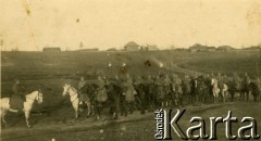 1918-1919, brak miejsca.
Szwadron Radomskiej Kawalerii (?) w drodze.
Fot. NN, zbiory Ośrodka KARTA, udostępniła Janina Drogowska